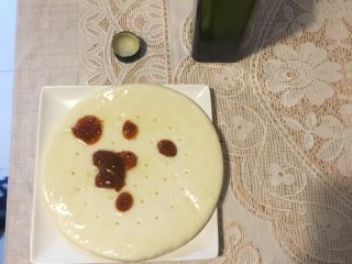 3、快手鲜虾披萨,倒入披萨酱