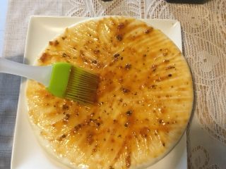 4、快手鲜虾披萨,放射性方向刷匀