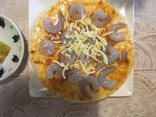 5、快手鲜虾披萨,撒上洗净的虾仁