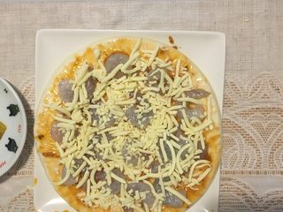 6、快手鲜虾披萨,撒一层马苏里拉芝士