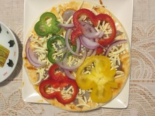 7、快手鲜虾披萨,撒一层彩椒洋葱