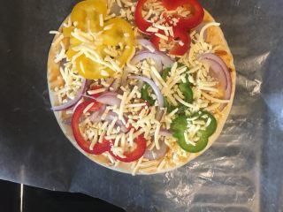 9、快手鲜虾披萨,放入烤盘下面垫油纸