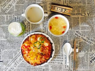 11、快手鲜虾披萨,配上鲫鱼汤、醪糟早餐完成✌️