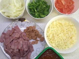 1、懒人菜谱～超级无敌好吃????Pizza,准备好所有食材，这次遗憾忘了拍，用以前的图图示意一下哈