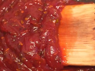 2、懒人菜谱～超级无敌好吃????Pizza,不粘锅内放入一小块黄油，先炒洋葱，炒到软化脱水，取出备用。懒人注意，这里不用刷锅哦，继续放一小块黄油，倒入番茄酱，撒入披萨草，小火炒至粘稠