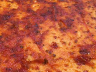 3、懒人菜谱～超级无敌好吃????Pizza,饼皮刷一层玉米油，再刷上炒好的酱