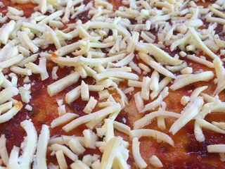 4、懒人菜谱～超级无敌好吃????Pizza,撒一层马苏里拉奶酪碎