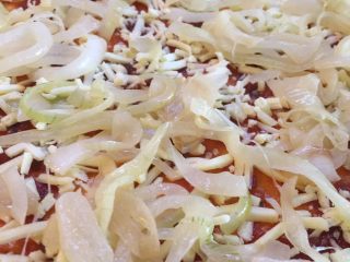 5、懒人菜谱～超级无敌好吃????Pizza,撒一层炒好的洋葱