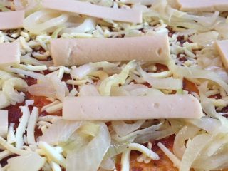 6、懒人菜谱～超级无敌好吃????Pizza,撒上火腿肠