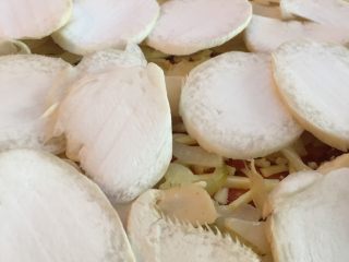 7、懒人菜谱～超级无敌好吃????Pizza,再撒上蘑菇，切片要很薄