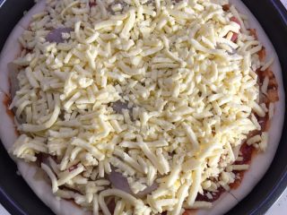 12、懒人菜谱～超级无敌好吃????Pizza,最后再撒上一层马苏里拉奶酪碎，喜欢拉丝多的，出锅前五分钟再拿出来撒一层奶酪碎