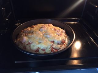 13、懒人菜谱～超级无敌好吃????Pizza,放入预热好的烤箱，220度上下火，烤15分钟，随时观察状态，表面金黄即可