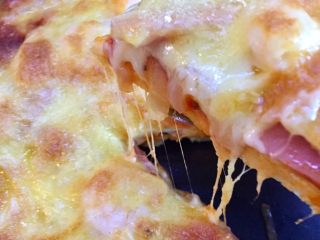 15、懒人菜谱～超级无敌好吃????Pizza,切的时候取出来，或者用圆头小抹刀，以免划伤烤盘