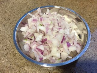 4、墨西哥风味牛肉沙拉,洋葱50g，切丁。