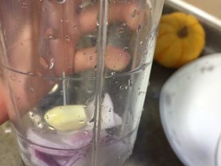 12、墨西哥风味牛肉沙拉,15g洋葱加一瓣蒜，料理机搅拌成泥。牛肉切丝，洋葱蒜泥，酱油，辣椒粉，干牛至碎，孜然粉，橄榄油，加入牛肉丝，拌匀。