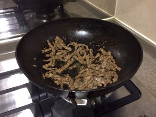13、墨西哥风味牛肉沙拉,热锅抹油，放入腌好的牛肉丝，翻炒至全部变熟。今儿买的澳洲和牛，好嫩。