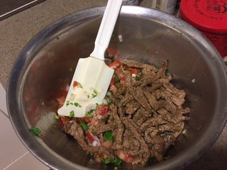 14、墨西哥风味牛肉沙拉,炒好的牛肉丝加入拌好的蔬菜里面，拌匀。