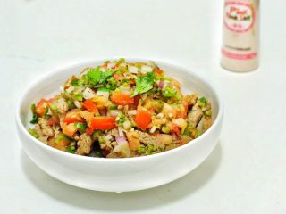 15、墨西哥风味牛肉沙拉,装盘，如果觉得味道不够，可以加餐桌盐和tabasco sauce调味。