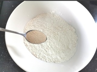 1、培根火腿披萨,面粉中加入酵母粉，盐，白糖