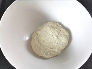 3、培根火腿披萨,揉成面团