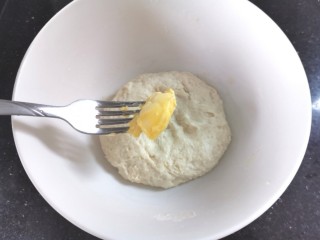 4、培根火腿披萨,加入黄油继续揉成光滑的面团，盖上保鲜膜醒发至两倍大