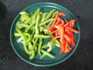 5、培根火腿披萨,青红椒切丝