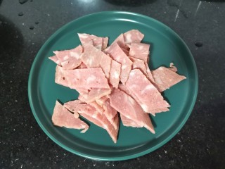 6、培根火腿披萨,培根切小片