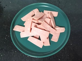 7、培根火腿披萨,香肠切成小片