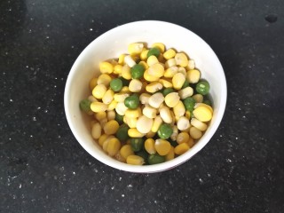 8、培根火腿披萨,青豆玉米洗净