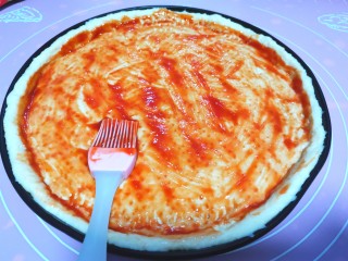 11、培根火腿披萨,先蒜上一层番茄酱，再刷一层排骨酱