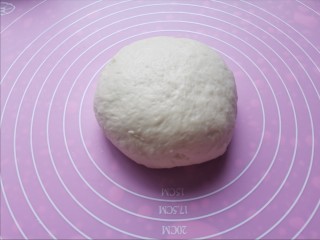 9、培根火腿披萨,醒发好的面团揉至排气