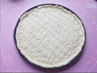 10、培根火腿披萨,用擀面杖擀成披萨盘大小，用叉子叉满小孔，边缘要多点出来