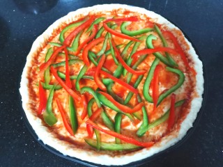 12、培根火腿披萨,铺上一层芝士碎，青红椒丝