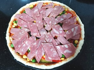 14、培根火腿披萨,铺上培根，香肠