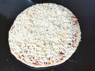 15、培根火腿披萨,最后铺上厚厚的芝士碎