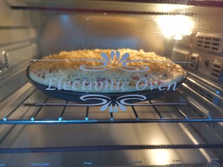 16、培根火腿披萨,放入烤箱上170下180度烤20分钟