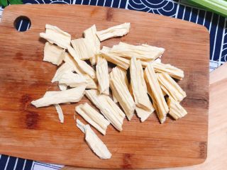 4、芹菜拌腐竹,腐竹切段