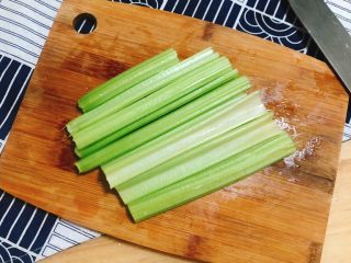5、芹菜拌腐竹,芹菜去叶