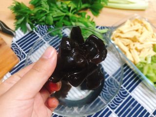 7、芹菜拌腐竹,木耳提前泡发