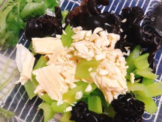 13、芹菜拌腐竹,加入蒜末