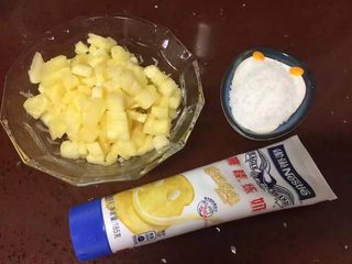 2、酥脆菠萝派,同样派馅食材也称好备用……