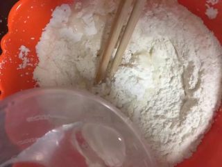 5、酥脆菠萝派,慢慢加水搅拌面粉