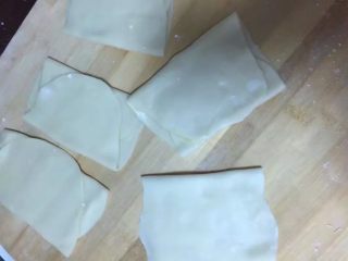 14、酥脆菠萝派,剂子全部弄好后盖上保鲜膜放入冰箱冷藏15分钟