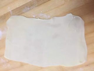 15、酥脆菠萝派,取出后每一片擀成长方形