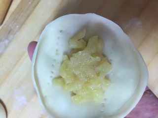 18、酥脆菠萝派,包上适量的菠萝馅