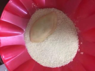 22、酥脆菠萝派,在面包糠里滚一下，都粘上面包糠