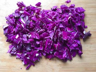 1、玫瑰花馒头,先将紫甘蓝清洗干净，切成小块。