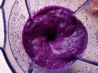 2、玫瑰花馒头,放入料理机中榨取汁液。