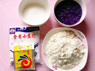 3、玫瑰花馒头,准备好所有的食材。