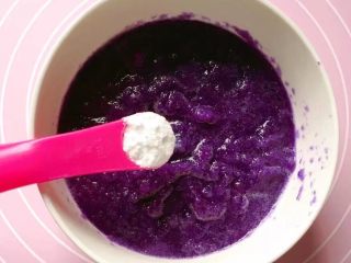 4、玫瑰花馒头,加入少许小苏打（我的是150克紫甘蓝汁加入一克小苏打）